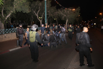 شاهد: الشرطة تعتدي بشكل وحشي على أحد المشاركين في تظاهرة نصرة الأقصى بيافا